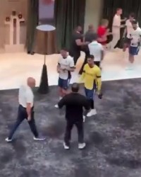 B体育官方-阿斯TV曝光视频：球迷接近C罗试图自拍遭婉拒