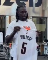 B体育首页-开拓者官方晒视频：霍勒迪展示自己的5号球衣 其子秀篮球天赋抢镜